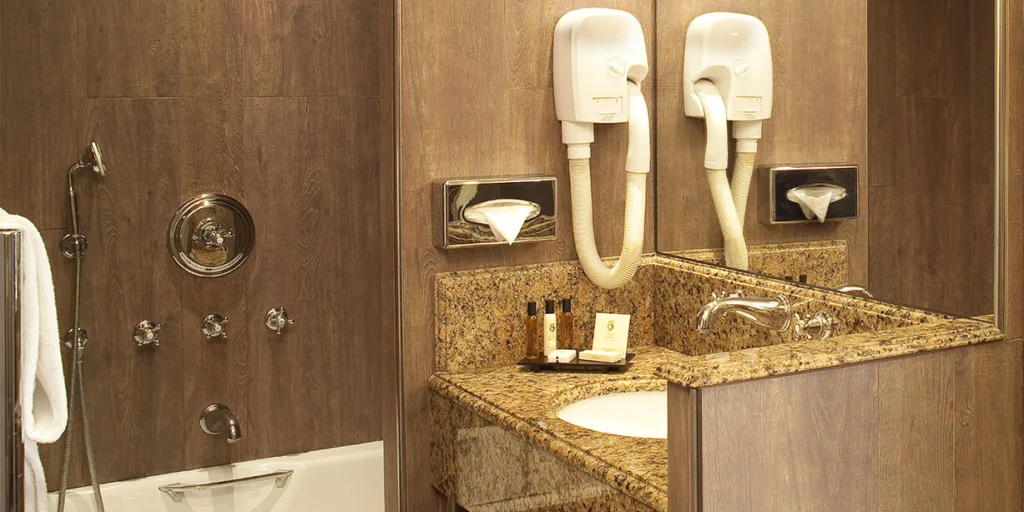 写真 12 Superior room bathroom 6 Au Manoir Saint Germain des Pres Hotel Paris